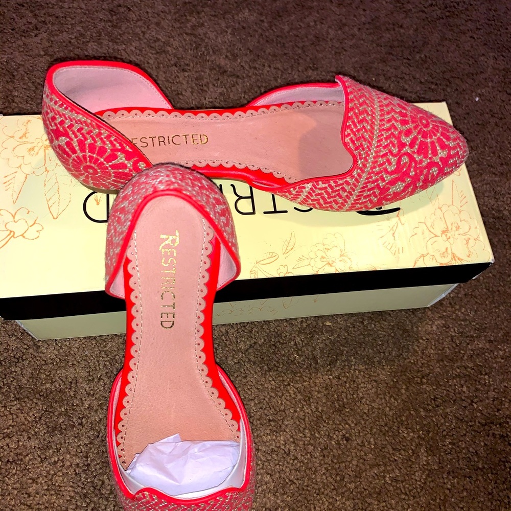 Beautiful flat -  Looks like a linen shoe.